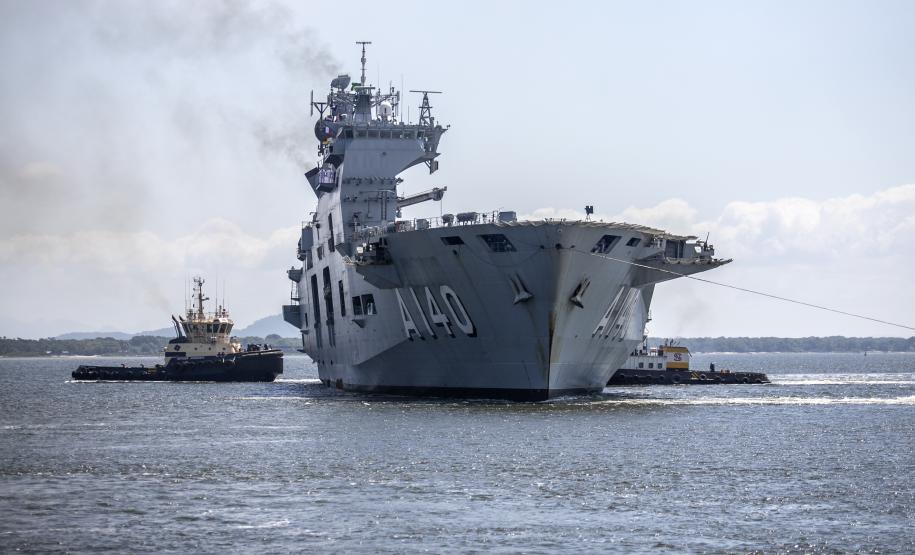 O Porto de Paranaguá (PR) é uma das paradas de duas embarcações da esquadra da Marinha Brasileira. A Fragata Independência (F-44) e Navio-Aeródromo Multipropósito “Atlântico” (A-140) chegaram nesta quinta-feira (20) e permanecem atracados no cais paranaense até a manhã da próxima segunda-feira (24).