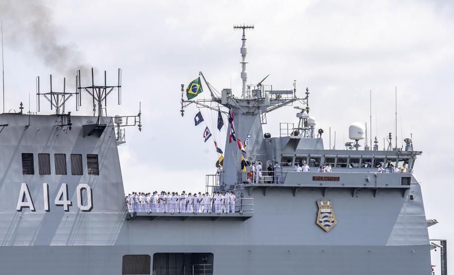 O Porto de Paranaguá (PR) é uma das paradas de duas embarcações da esquadra da Marinha Brasileira. A Fragata Independência (F-44) e Navio-Aeródromo Multipropósito “Atlântico” (A-140) chegaram nesta quinta-feira (20) e permanecem atracados no cais paranaense até a manhã da próxima segunda-feira (24).