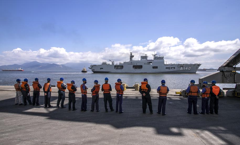 O Porto de Paranaguá (PR) é uma das paradas de duas embarcações da esquadra da Marinha Brasileira. A Fragata Independência (F-44) e Navio-Aeródromo Multipropósito “Atlântico” (A-140) chegaram nesta quinta-feira (20) e permanecem atracados no cais paranaense até a manhã da próxima segunda-feira (24).