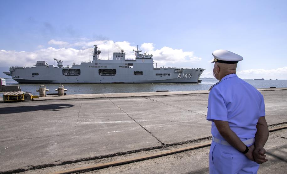 O Porto de Paranaguá (PR) é uma das paradas de duas embarcações da esquadra da Marinha Brasileira. A Fragata Independência (F-44) e Navio-Aeródromo Multipropósito “Atlântico” (A-140) chegaram nesta quinta-feira (20) e permanecem atracados no cais paranaense até a manhã da próxima segunda-feira (24).