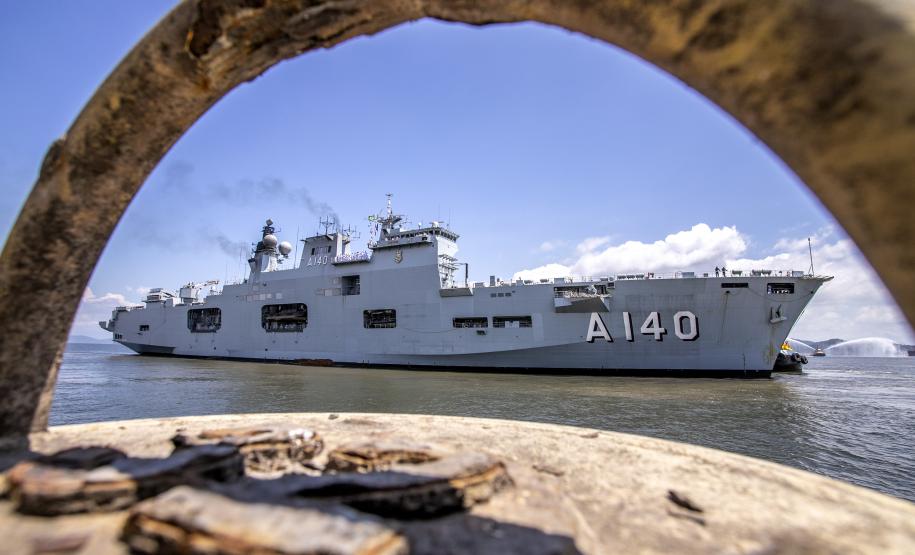 O Porto de Paranaguá (PR) é uma das paradas de duas embarcações da esquadra da Marinha Brasileira. A Fragata Independência (F-44) e Navio-Aeródromo Multipropósito “Atlântico” (A-140) chegaram nesta quinta-feira (20) e permanecem atracados no cais paranaense até a manhã da próxima segunda-feira (24).