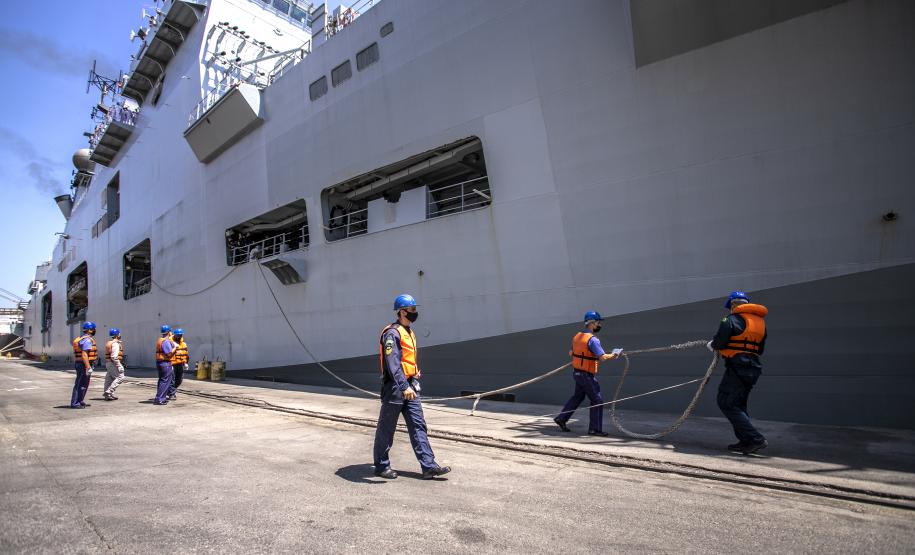 O Porto de Paranaguá (PR) é uma das paradas de duas embarcações da esquadra da Marinha Brasileira. A Fragata Independência (F-44) e Navio-Aeródromo Multipropósito “Atlântico” (A-140) chegaram nesta quinta-feira (20) e permanecem atracados no cais paranaense até a manhã da próxima segunda-feira (24).