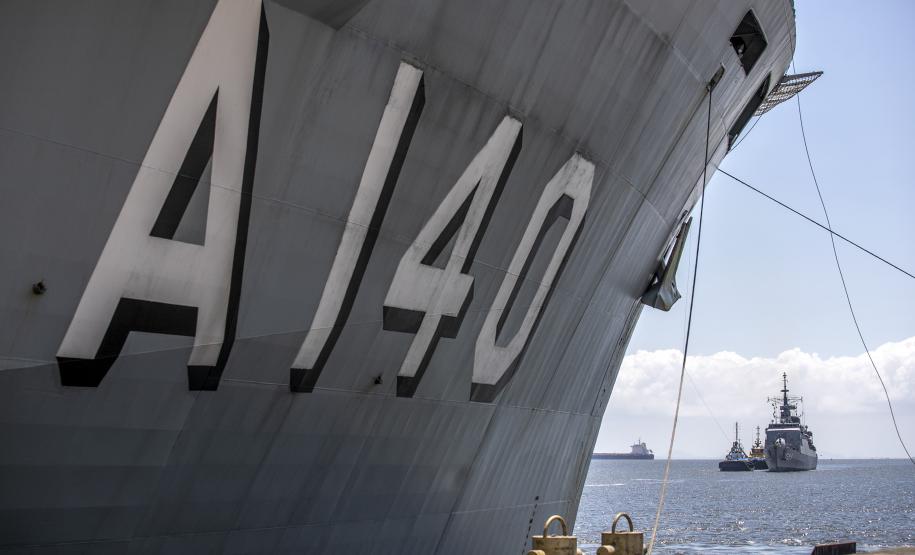 O Porto de Paranaguá (PR) é uma das paradas de duas embarcações da esquadra da Marinha Brasileira. A Fragata Independência (F-44) e Navio-Aeródromo Multipropósito “Atlântico” (A-140) chegaram nesta quinta-feira (20) e permanecem atracados no cais paranaense até a manhã da próxima segunda-feira (24).