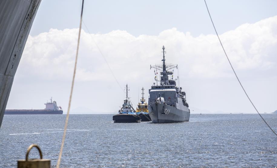 O Porto de Paranaguá (PR) é uma das paradas de duas embarcações da esquadra da Marinha Brasileira. A Fragata Independência (F-44) e Navio-Aeródromo Multipropósito “Atlântico” (A-140) chegaram nesta quinta-feira (20) e permanecem atracados no cais paranaense até a manhã da próxima segunda-feira (24).