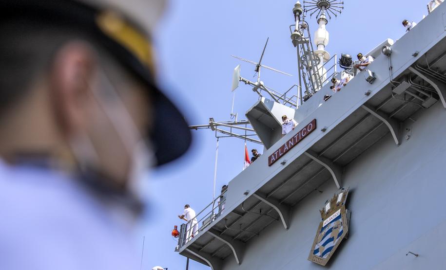 O Porto de Paranaguá (PR) é uma das paradas de duas embarcações da esquadra da Marinha Brasileira. A Fragata Independência (F-44) e Navio-Aeródromo Multipropósito “Atlântico” (A-140) chegaram nesta quinta-feira (20) e permanecem atracados no cais paranaense até a manhã da próxima segunda-feira (24).
