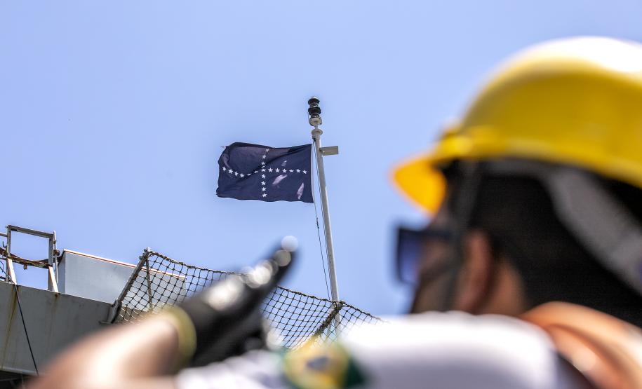 O Porto de Paranaguá (PR) é uma das paradas de duas embarcações da esquadra da Marinha Brasileira. A Fragata Independência (F-44) e Navio-Aeródromo Multipropósito “Atlântico” (A-140) chegaram nesta quinta-feira (20) e permanecem atracados no cais paranaense até a manhã da próxima segunda-feira (24).