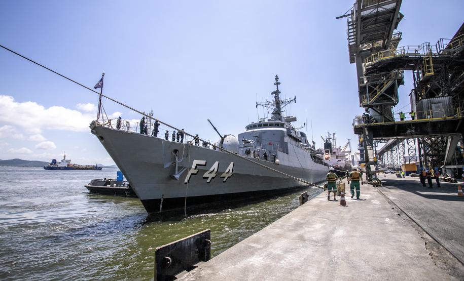 O Porto de Paranaguá (PR) é uma das paradas de duas embarcações da esquadra da Marinha Brasileira. A Fragata Independência (F-44) e Navio-Aeródromo Multipropósito “Atlântico” (A-140) chegaram nesta quinta-feira (20) e permanecem atracados no cais paranaense até a manhã da próxima segunda-feira (24).