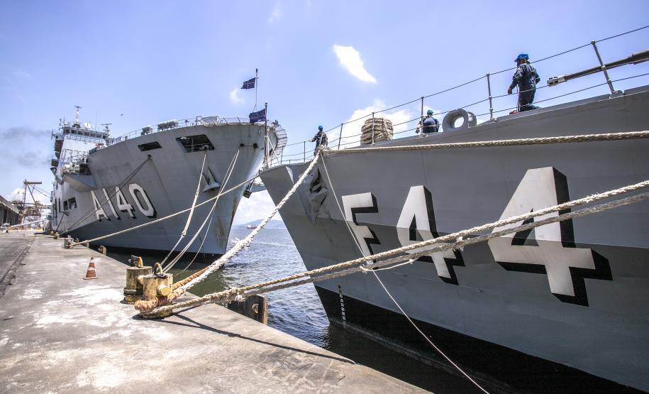 O Porto de Paranaguá (PR) é uma das paradas de duas embarcações da esquadra da Marinha Brasileira. A Fragata Independência (F-44) e Navio-Aeródromo Multipropósito “Atlântico” (A-140) chegaram nesta quinta-feira (20) e permanecem atracados no cais paranaense até a manhã da próxima segunda-feira (24).