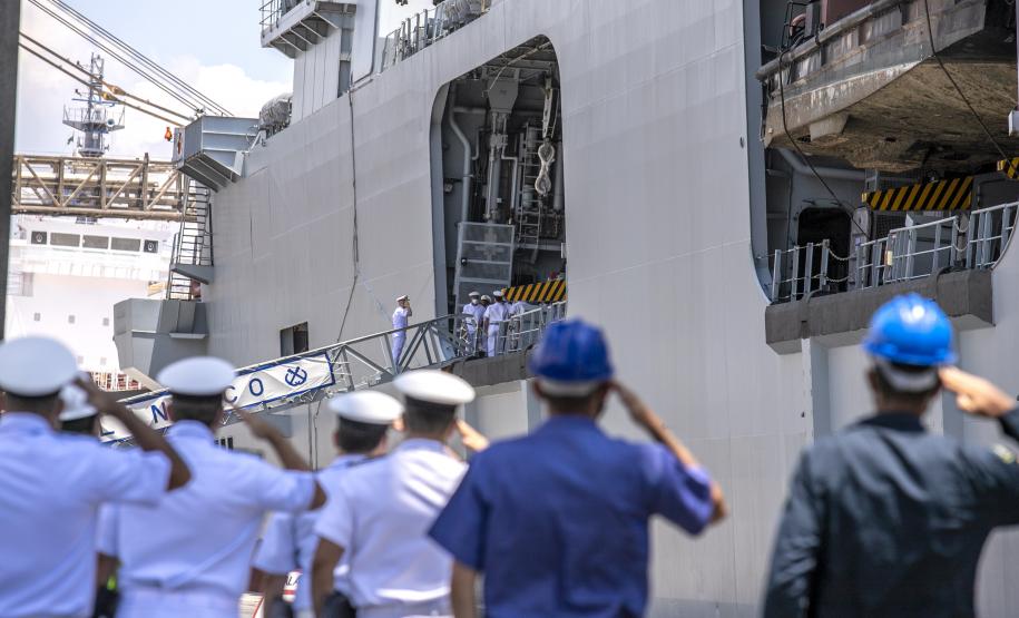 O Porto de Paranaguá (PR) é uma das paradas de duas embarcações da esquadra da Marinha Brasileira. A Fragata Independência (F-44) e Navio-Aeródromo Multipropósito “Atlântico” (A-140) chegaram nesta quinta-feira (20) e permanecem atracados no cais paranaense até a manhã da próxima segunda-feira (24).