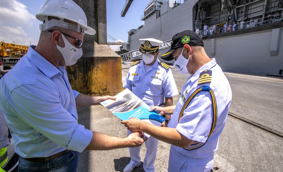 O Porto de Paranaguá (PR) é uma das paradas de duas embarcações da esquadra da Marinha Brasileira. A Fragata Independência (F-44) e Navio-Aeródromo Multipropósito “Atlântico” (A-140) chegaram nesta quinta-feira (20) e permanecem atracados no cais paranaense até a manhã da próxima segunda-feira (24).