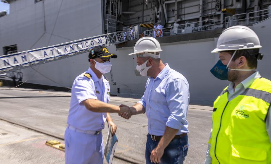 O Porto de Paranaguá (PR) é uma das paradas de duas embarcações da esquadra da Marinha Brasileira. A Fragata Independência (F-44) e Navio-Aeródromo Multipropósito “Atlântico” (A-140) chegaram nesta quinta-feira (20) e permanecem atracados no cais paranaense até a manhã da próxima segunda-feira (24).