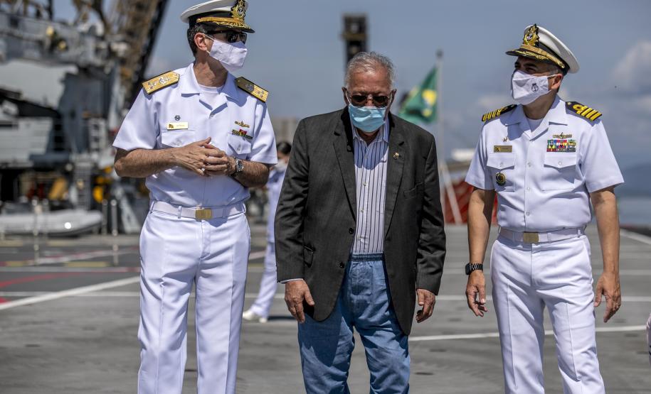 Último dia de visitas oficiais foi marcado pela presença do Almirante de Esquadra de reserva, Arthur Pires Ramos, filho de ex-superintendente da Administração dos Portos de Paranaguá e Antonina.