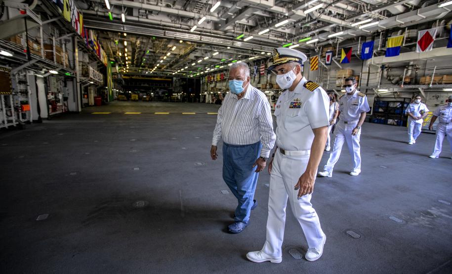 Último dia de visitas oficiais foi marcado pela presença do Almirante de Esquadra de reserva, Arthur Pires Ramos, filho de ex-superintendente da Administração dos Portos de Paranaguá e Antonina.