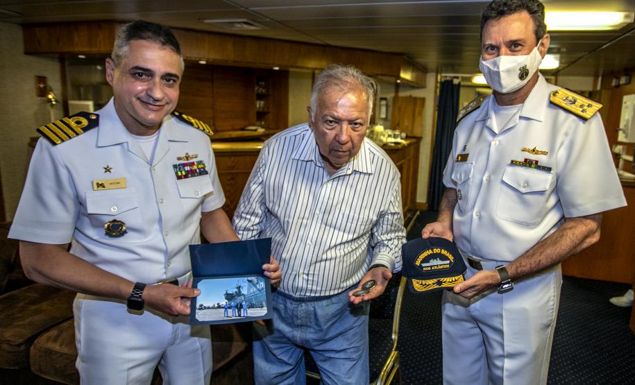 Último dia de visitas oficiais foi marcado pela presença do Almirante de Esquadra de reserva, Arthur Pires Ramos, filho de ex-superintendente da Administração dos Portos de Paranaguá e Antonina.