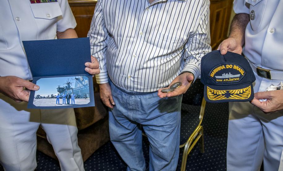 Último dia de visitas oficiais foi marcado pela presença do Almirante de Esquadra de reserva, Arthur Pires Ramos, filho de ex-superintendente da Administração dos Portos de Paranaguá e Antonina.