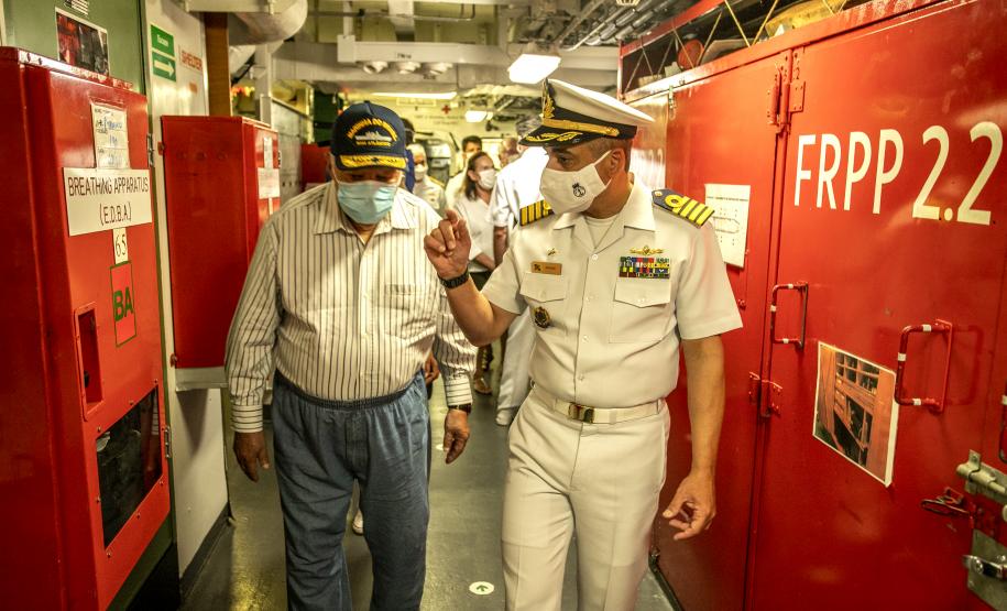 Último dia de visitas oficiais foi marcado pela presença do Almirante de Esquadra de reserva, Arthur Pires Ramos, filho de ex-superintendente da Administração dos Portos de Paranaguá e Antonina.