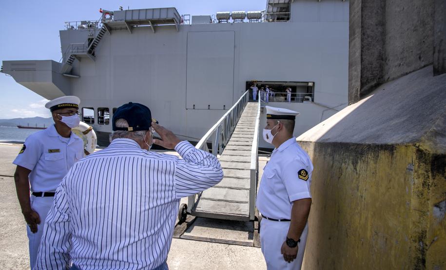 Último dia de visitas oficiais foi marcado pela presença do Almirante de Esquadra de reserva, Arthur Pires Ramos, filho de ex-superintendente da Administração dos Portos de Paranaguá e Antonina.