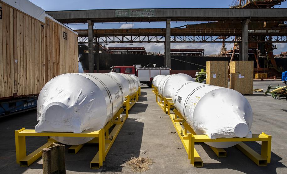 Foram oito volumes, de oito toneladas cada, de equipamentos. Porto paranaense tem operadores altamente qualificados para operar esse tipo de carga especial.