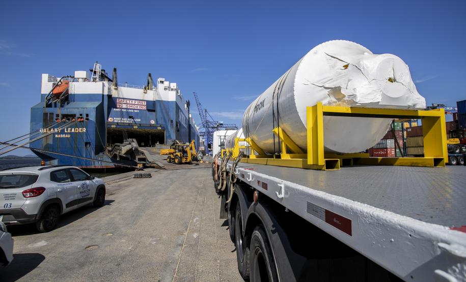 Foram oito volumes, de oito toneladas cada, de equipamentos. Porto paranaense tem operadores altamente qualificados para operar esse tipo de carga especial.