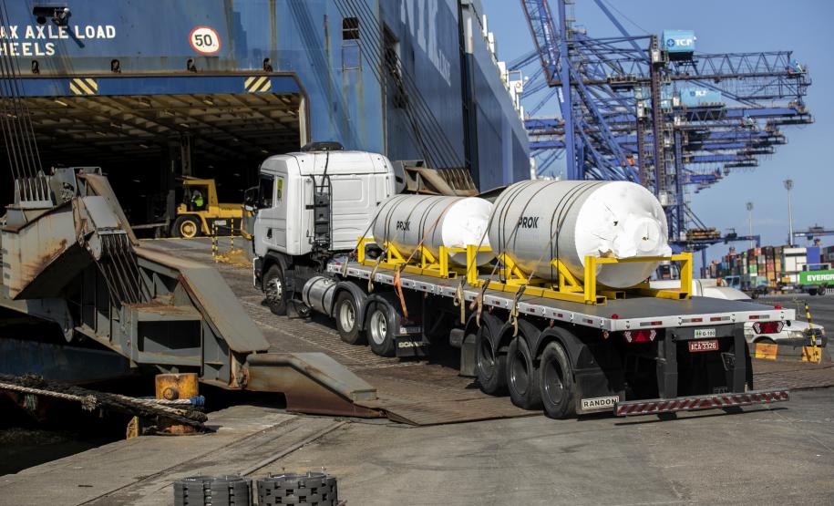 Foram oito volumes, de oito toneladas cada, de equipamentos. Porto paranaense tem operadores altamente qualificados para operar esse tipo de carga especial.
