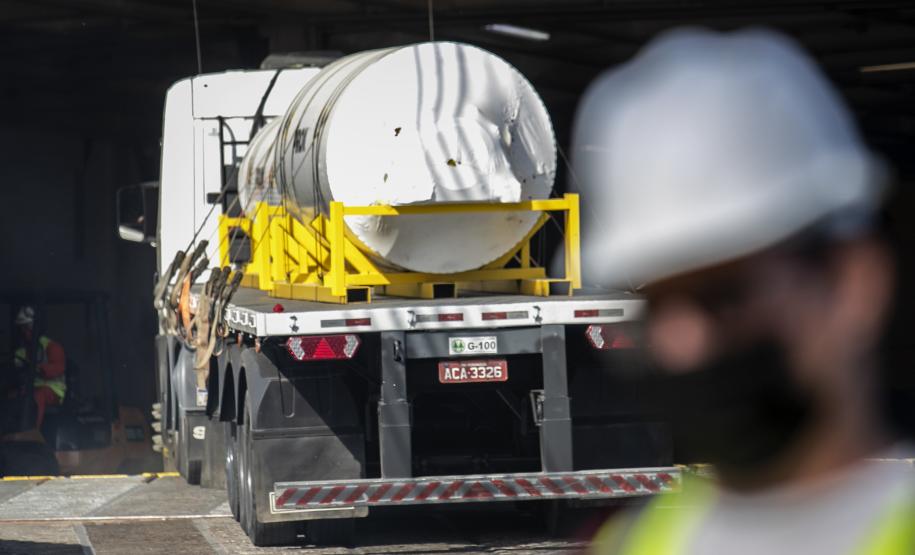 Foram oito volumes, de oito toneladas cada, de equipamentos. Porto paranaense tem operadores altamente qualificados para operar esse tipo de carga especial.