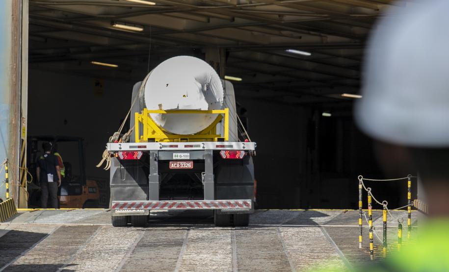 Foram oito volumes, de oito toneladas cada, de equipamentos. Porto paranaense tem operadores altamente qualificados para operar esse tipo de carga especial.