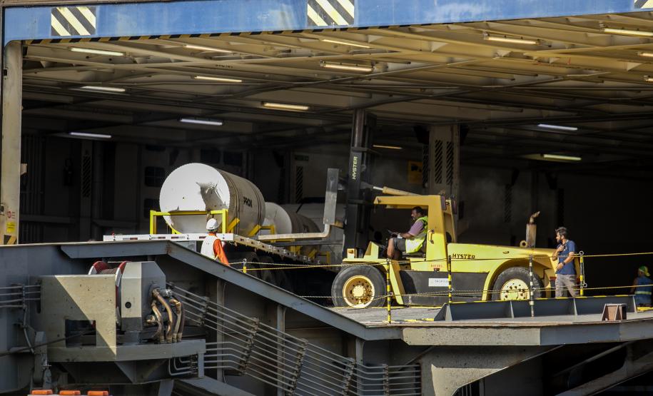 Foram oito volumes, de oito toneladas cada, de equipamentos. Porto paranaense tem operadores altamente qualificados para operar esse tipo de carga especial.