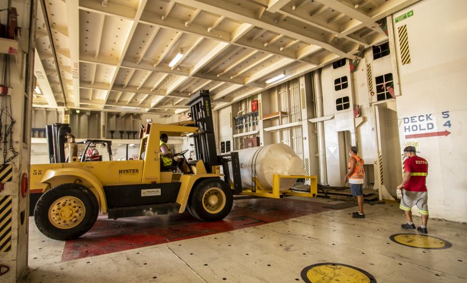 Foram oito volumes, de oito toneladas cada, de equipamentos. Porto paranaense tem operadores altamente qualificados para operar esse tipo de carga especial.