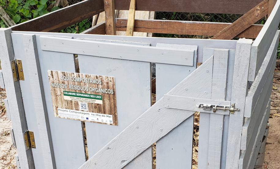 Como educação ambiental, Portos do Paraná implanta composteiras em escolas na Ilha do Mel