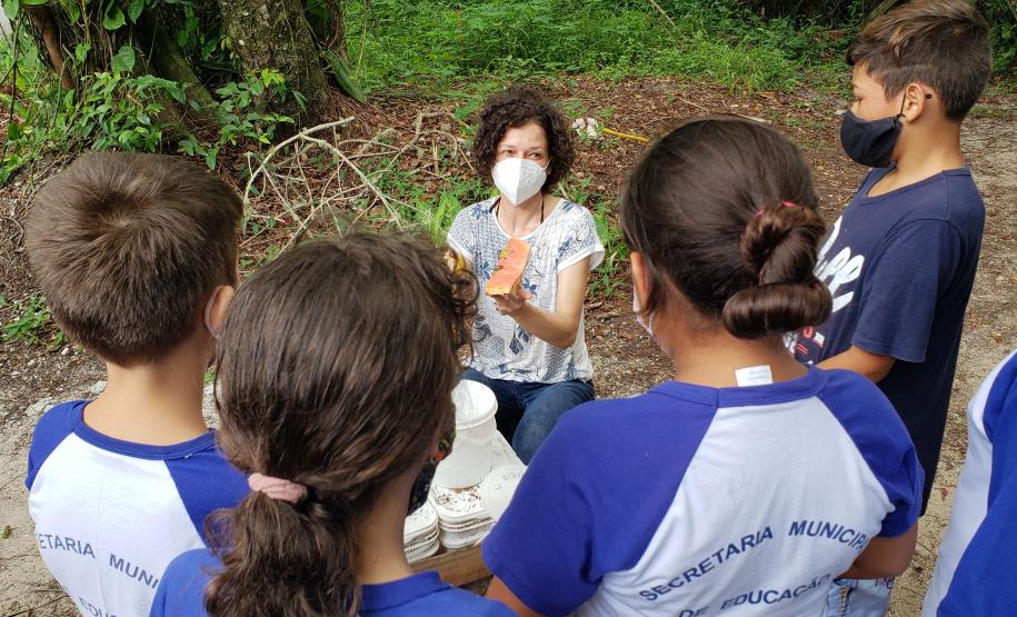 Como educação ambiental, Portos do Paraná implanta composteiras em escolas na Ilha do Mel