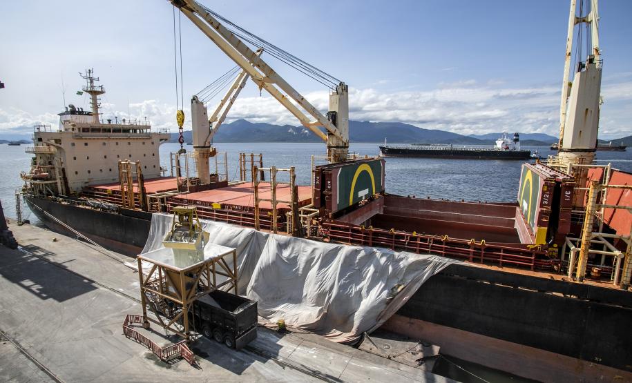 Descarga de fertilizantes segue aquecida nos Portos do Paraná
