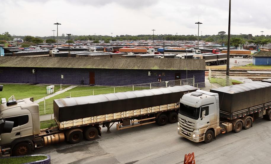 RODOVIA - Apesar de 83,8% da movimentação de janeiro ainda ser embarcada ou desembarcada de caminhões – o equivalente a 3.483.843 toneladas – a participação do modal rodoviário caiu quase 5%.