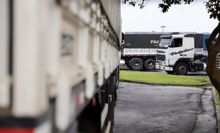 RODOVIA - Apesar de 83,8% da movimentação de janeiro ainda ser embarcada ou desembarcada de caminhões – o equivalente a 3.483.843 toneladas – a participação do modal rodoviário caiu quase 5%.