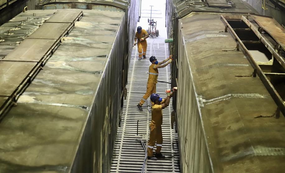 A participação do modal ferroviário no transporte de cargas pelos portos do Paraná foi maior no último mês de janeiro. Em comparação com os mesmos 31 dias do ano passado, o aumento observado foi de 63%. No primeiro mês deste ano, 569.559 toneladas chegaram ou saíram em vagões. O volume equivale a 13,7% do total movimentado no período.