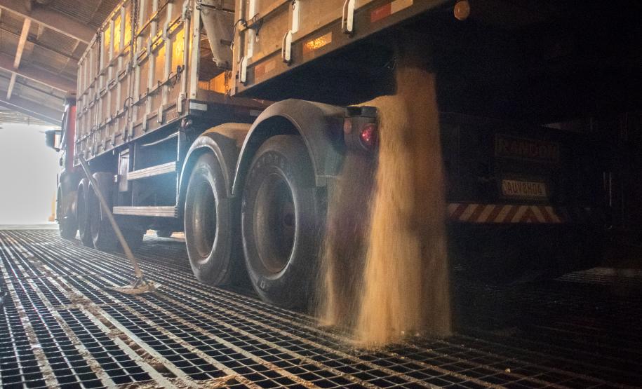 RODOVIA - Apesar de 83,8% da movimentação de janeiro ainda ser embarcada ou desembarcada de caminhões – o equivalente a 3.483.843 toneladas – a participação do modal rodoviário caiu quase 5%.