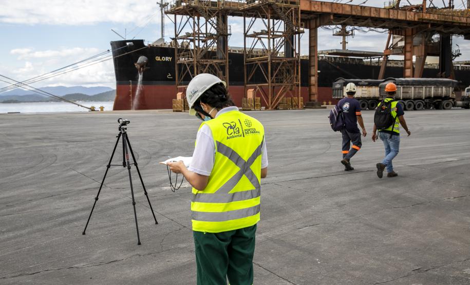 Em Paranaguá, a qualidade do ar é monitorada mensalmente em 12 estações. Em Antonina, ocorre a cada três meses, em três pontos. O acompanhamento de ruídos é realizado mensalmente, nos períodos diurno e noturno.