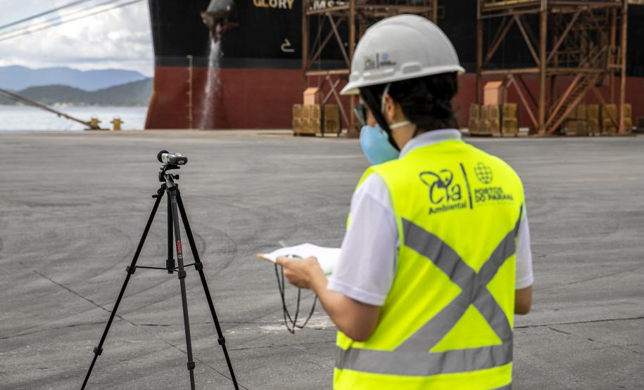 Em Paranaguá, a qualidade do ar é monitorada mensalmente em 12 estações. Em Antonina, ocorre a cada três meses, em três pontos. O acompanhamento de ruídos é realizado mensalmente, nos períodos diurno e noturno.