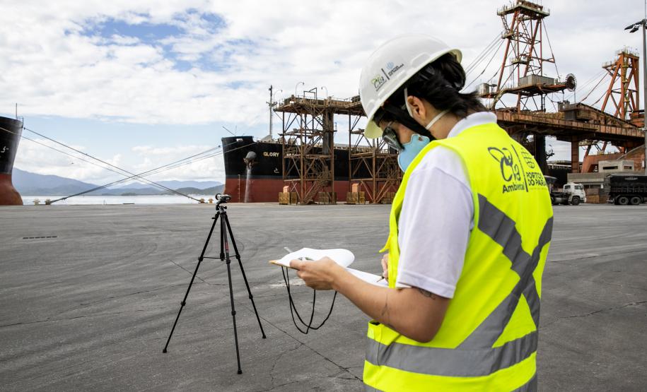 Em Paranaguá, a qualidade do ar é monitorada mensalmente em 12 estações. Em Antonina, ocorre a cada três meses, em três pontos. O acompanhamento de ruídos é realizado mensalmente, nos períodos diurno e noturno.