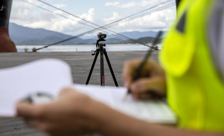 Em Paranaguá, a qualidade do ar é monitorada mensalmente em 12 estações. Em Antonina, ocorre a cada três meses, em três pontos. O acompanhamento de ruídos é realizado mensalmente, nos períodos diurno e noturno.