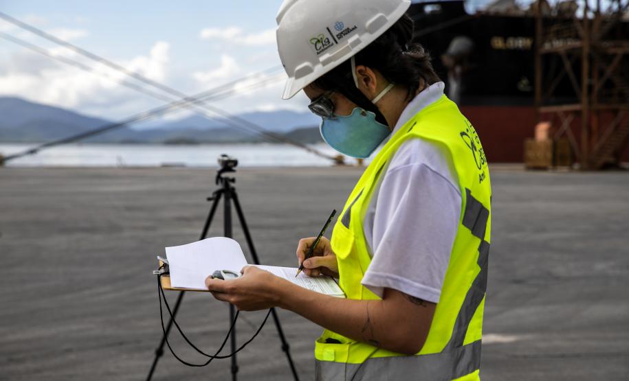 Em Paranaguá, a qualidade do ar é monitorada mensalmente em 12 estações. Em Antonina, ocorre a cada três meses, em três pontos. O acompanhamento de ruídos é realizado mensalmente, nos períodos diurno e noturno.