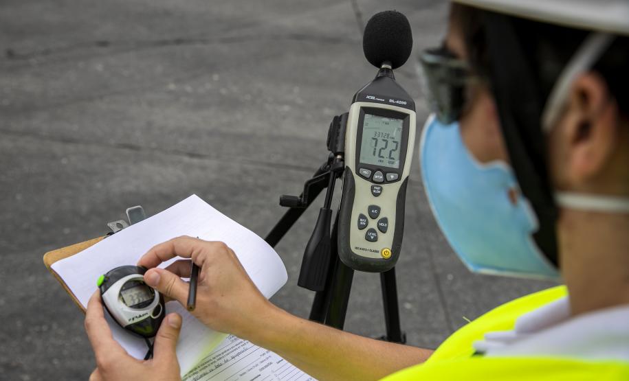 Em Paranaguá, a qualidade do ar é monitorada mensalmente em 12 estações. Em Antonina, ocorre a cada três meses, em três pontos. O acompanhamento de ruídos é realizado mensalmente, nos períodos diurno e noturno.