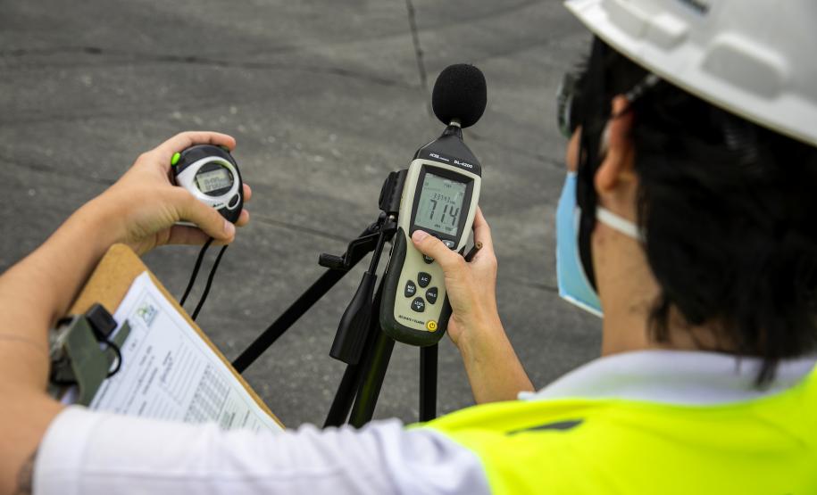 Em Paranaguá, a qualidade do ar é monitorada mensalmente em 12 estações. Em Antonina, ocorre a cada três meses, em três pontos. O acompanhamento de ruídos é realizado mensalmente, nos períodos diurno e noturno.