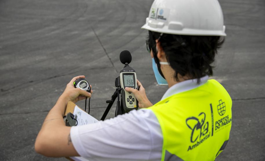 Em Paranaguá, a qualidade do ar é monitorada mensalmente em 12 estações. Em Antonina, ocorre a cada três meses, em três pontos. O acompanhamento de ruídos é realizado mensalmente, nos períodos diurno e noturno.