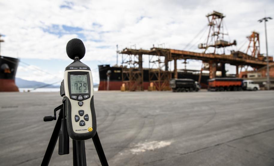 Em Paranaguá, a qualidade do ar é monitorada mensalmente em 12 estações. Em Antonina, ocorre a cada três meses, em três pontos. O acompanhamento de ruídos é realizado mensalmente, nos períodos diurno e noturno.