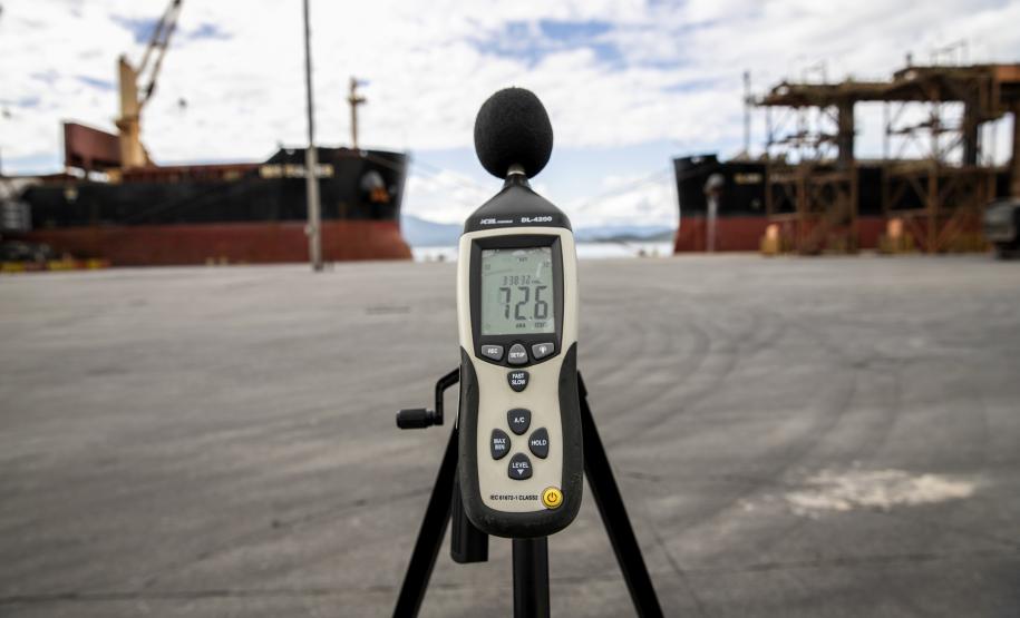 Em Paranaguá, a qualidade do ar é monitorada mensalmente em 12 estações. Em Antonina, ocorre a cada três meses, em três pontos. O acompanhamento de ruídos é realizado mensalmente, nos períodos diurno e noturno.