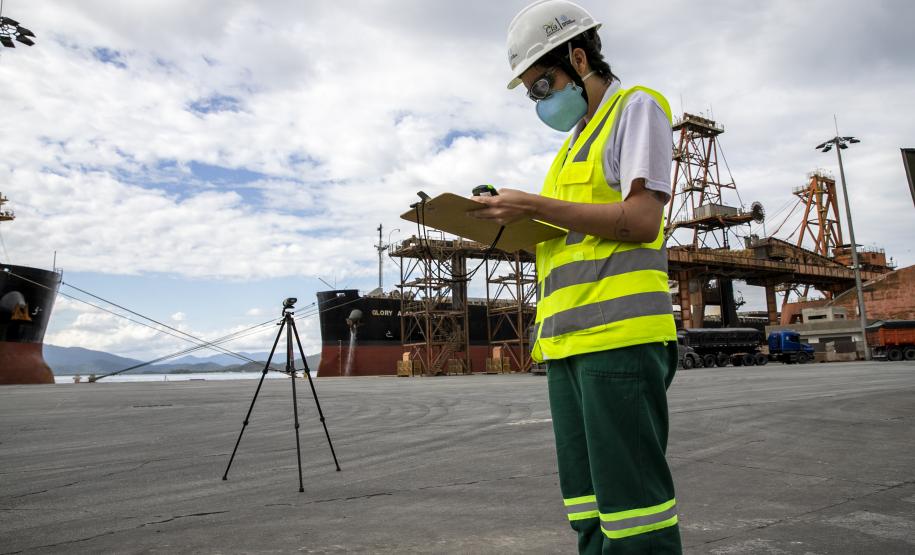 Em Paranaguá, a qualidade do ar é monitorada mensalmente em 12 estações. Em Antonina, ocorre a cada três meses, em três pontos. O acompanhamento de ruídos é realizado mensalmente, nos períodos diurno e noturno.