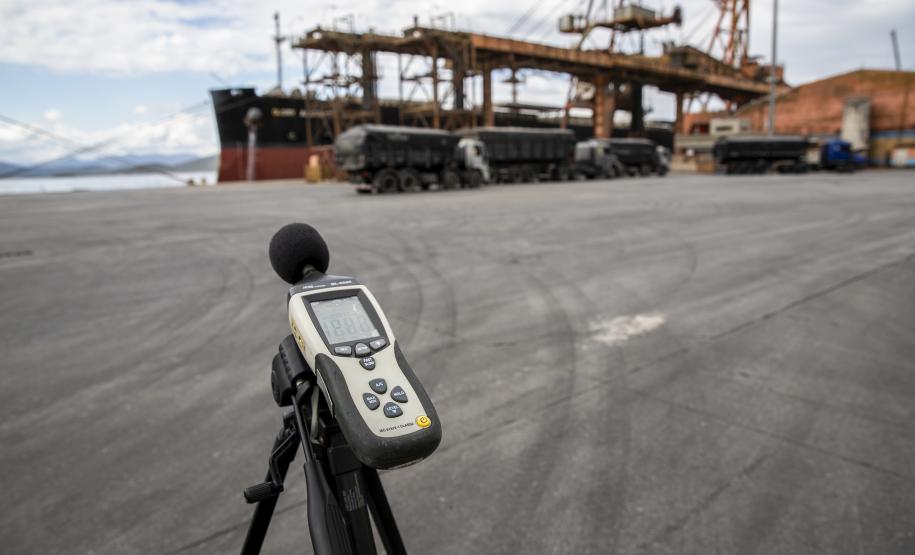 Em Paranaguá, a qualidade do ar é monitorada mensalmente em 12 estações. Em Antonina, ocorre a cada três meses, em três pontos. O acompanhamento de ruídos é realizado mensalmente, nos períodos diurno e noturno.