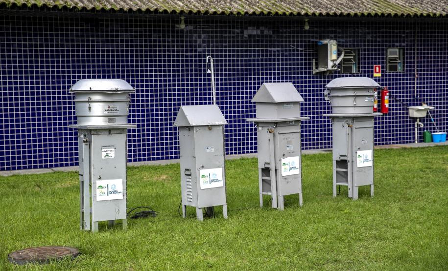 Em Paranaguá, a qualidade do ar é monitorada mensalmente em 12 estações. Em Antonina, ocorre a cada três meses, em três pontos. O acompanhamento de ruídos é realizado mensalmente, nos períodos diurno e noturno.