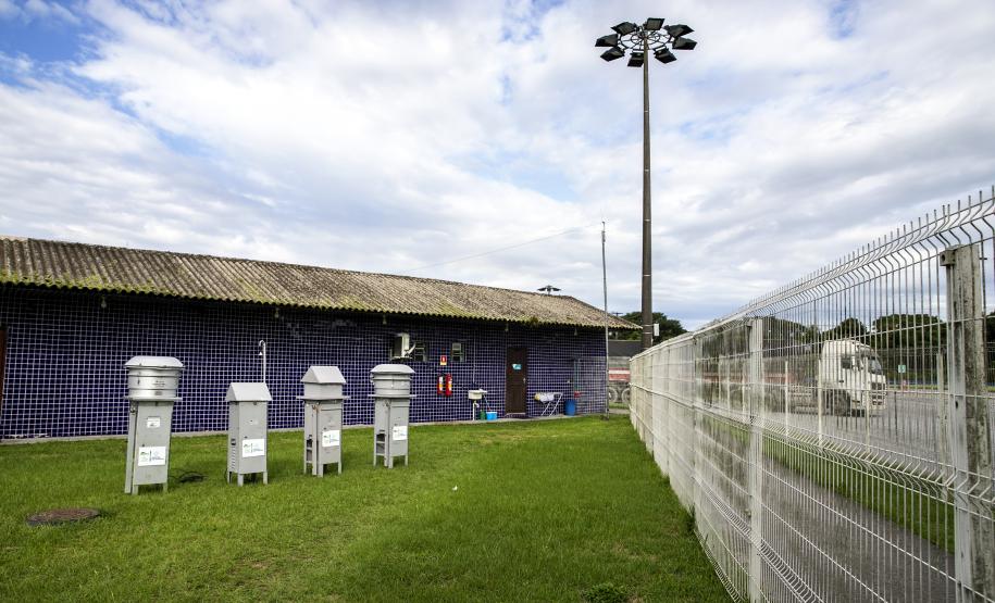 Em Paranaguá, a qualidade do ar é monitorada mensalmente em 12 estações. Em Antonina, ocorre a cada três meses, em três pontos. O acompanhamento de ruídos é realizado mensalmente, nos períodos diurno e noturno.