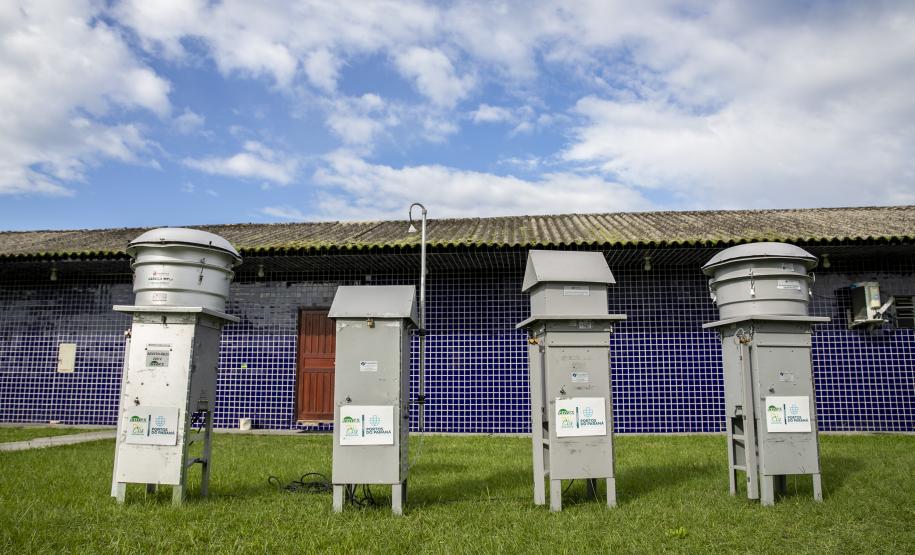 Em Paranaguá, a qualidade do ar é monitorada mensalmente em 12 estações. Em Antonina, ocorre a cada três meses, em três pontos. O acompanhamento de ruídos é realizado mensalmente, nos períodos diurno e noturno.